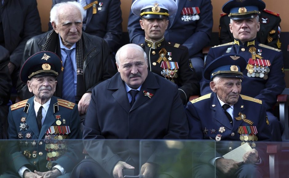 Spekuliacijos apie A. Lukašenkos sveikatą: šlubavo, nepasakė įprastos kalbos