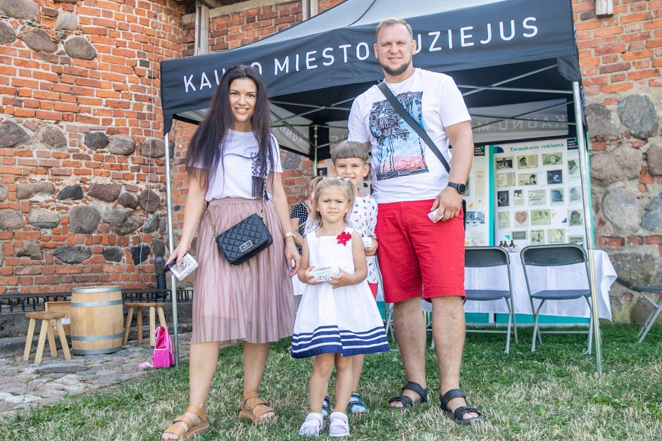 Šeimadienis prie Kauno pilies: šeimų nariai mokėsi šaudyti iš lanko