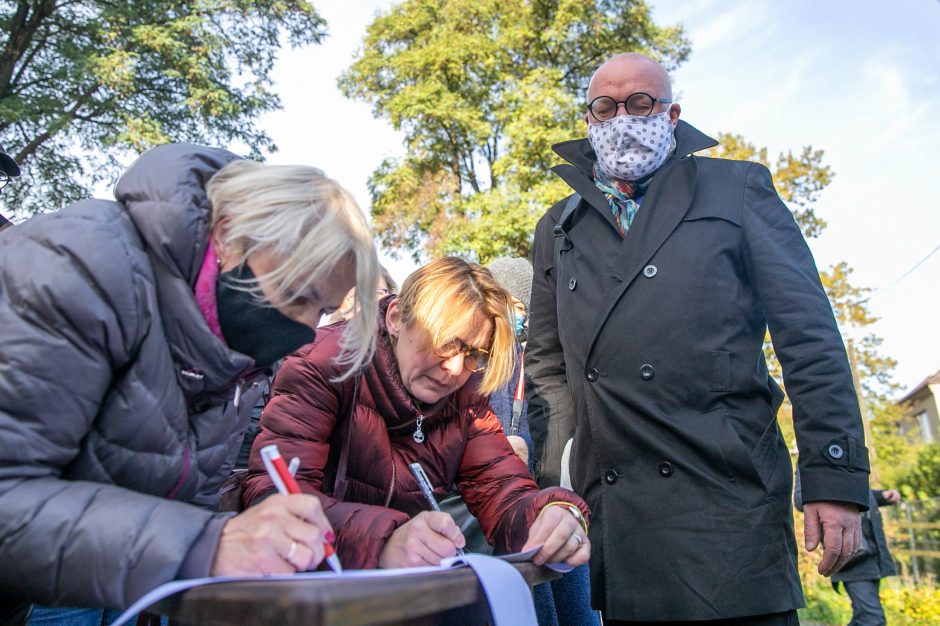 Žmonės susirinko pasirašyti peticiją dėl griaunamo Perkūno alėjos namo