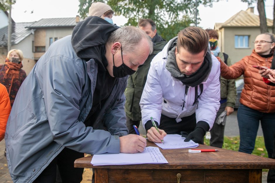 Žmonės susirinko pasirašyti peticiją dėl griaunamo Perkūno alėjos namo