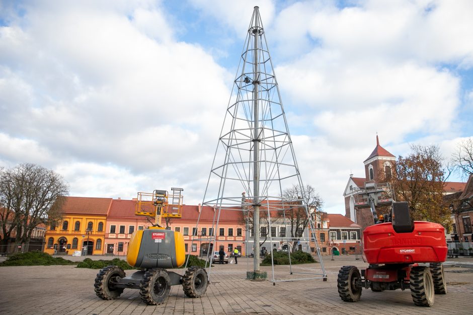 Rotušės aikštėje ryškėja kalėdinės Kauno eglės kontūrai
