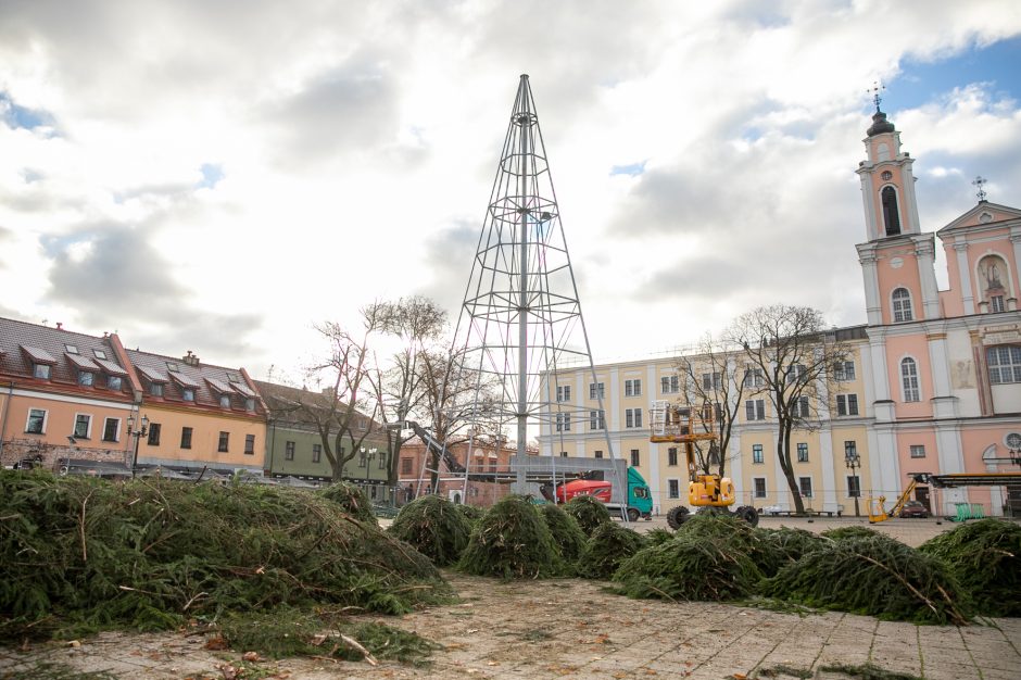 Rotušės aikštėje ryškėja kalėdinės Kauno eglės kontūrai