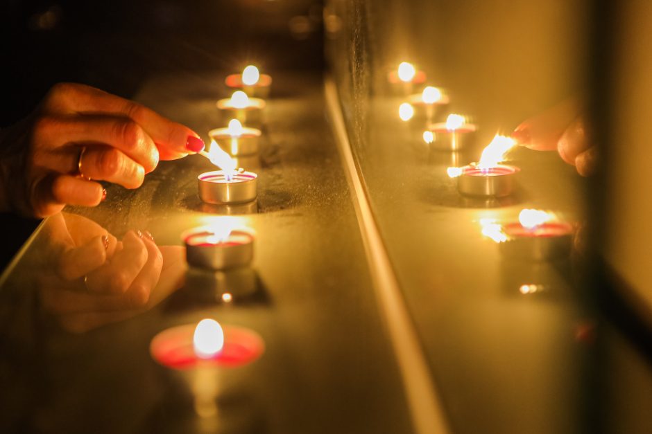 Vienybės ir atminties rytas: mokyklų languose sužibo žvakutės