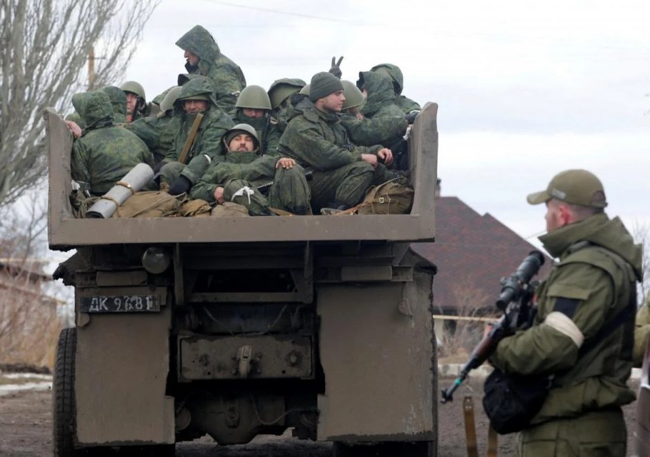 Žvalgyba: Rusijos kariai dezertyruoja iš mūšių vietų, prašinėja vietinių maisto
