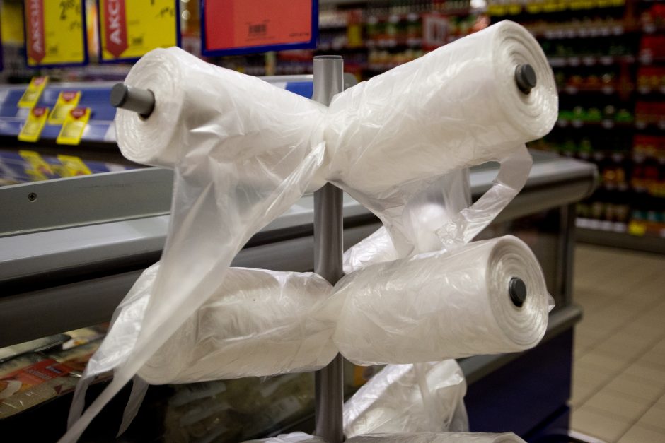 Seimo komitetas: ploni plastiko maišeliai turi būti apmokestinami nuo 2023-ųjų