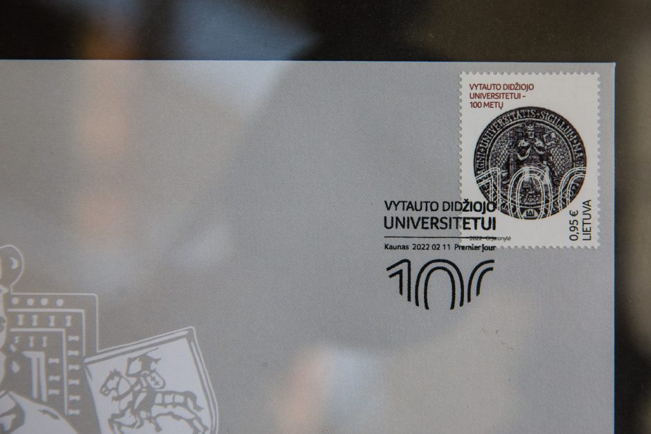 VDU rektoriui universiteto šimtmečiui skirtas pašto ženklas įteiktas iš susisiekimo ministro rankų