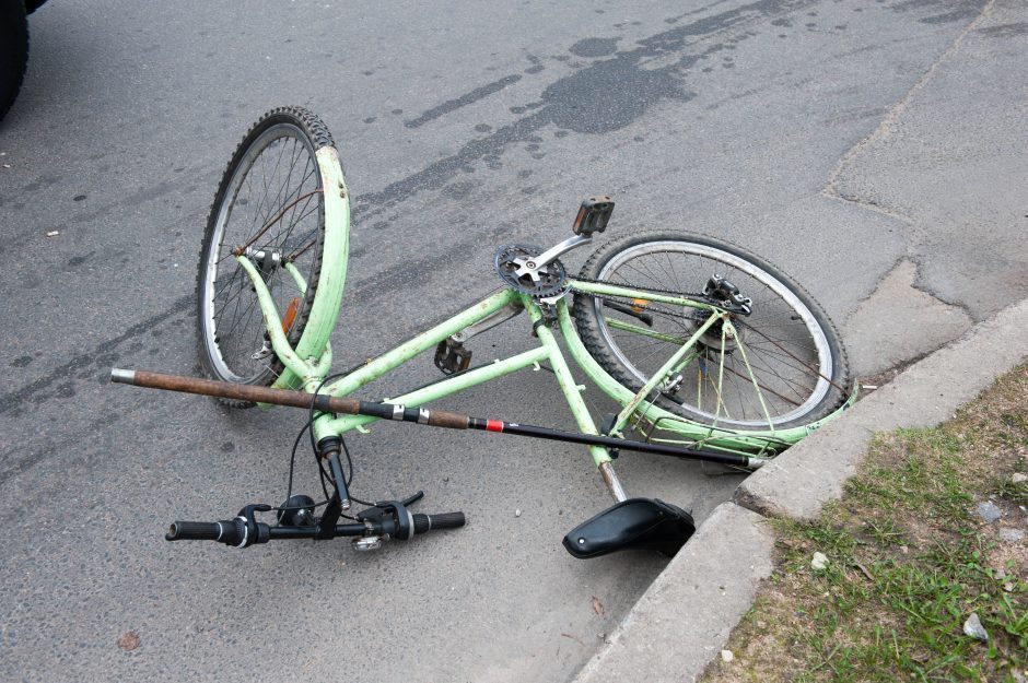 Nelaimingas susidūrimas Krekenavoje: nukentėjo automobilio nepraleidęs jaunas dviratininkas