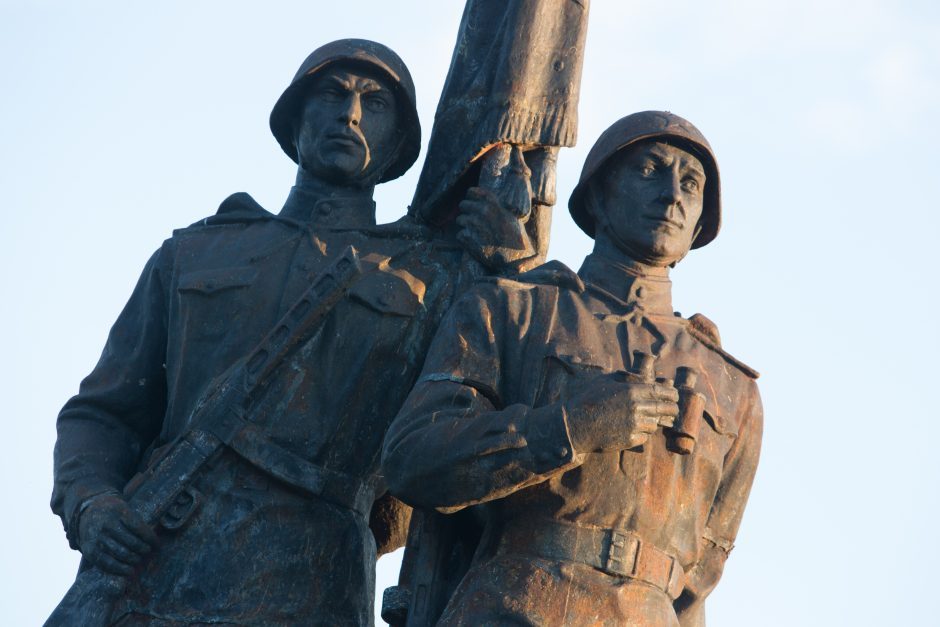 Marijampolėje demontuojamas paminklas sovietų kariams, kiti bus griaunami gavus leidimą