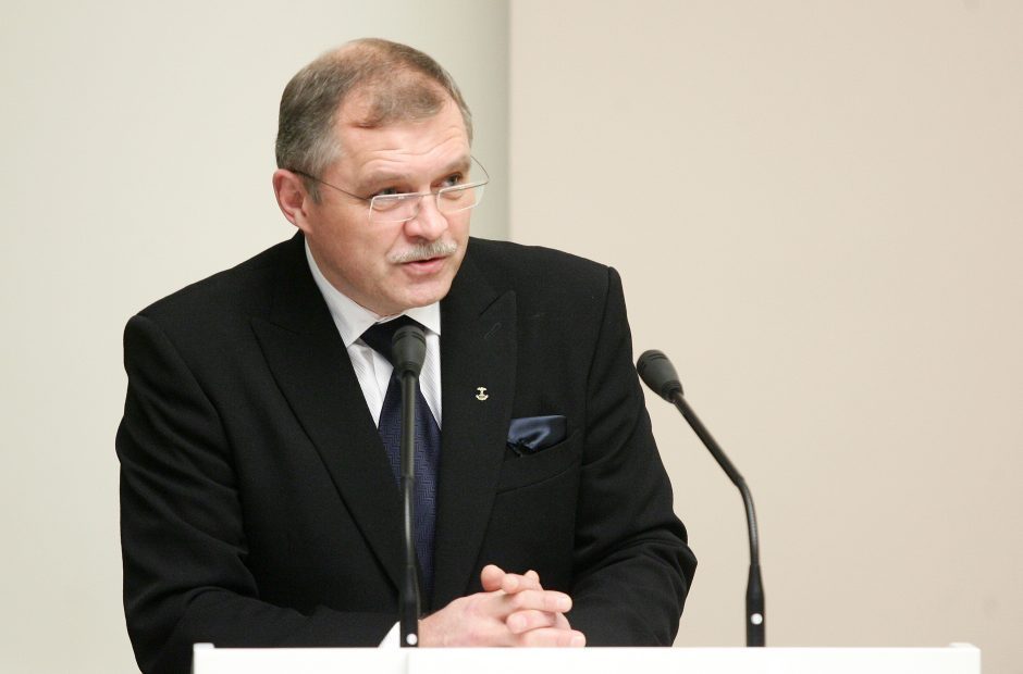 Už korupciją buvusiam ambasadoriui R. Šidlauskui siūloma skirti 70 tūkst. eurų baudą