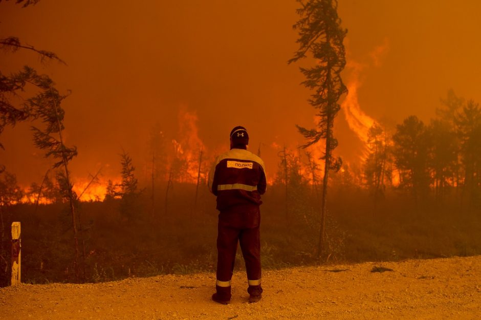 Sibire nekontroliuojamai siaučia miškų gaisrai: su jais kovoti turėję rusų kariai – Ukrainoje
