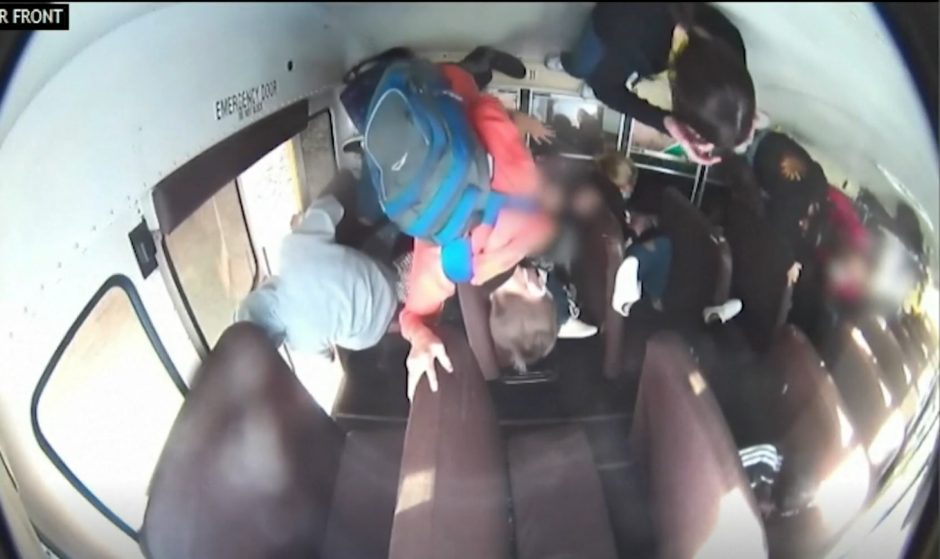 Siaubas mokykliniame autobuse: po avarijos vaikai į kitą galą tėškėsi žemyn galva