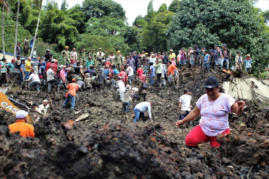 Kolumbijoje žemės nuošliaužai palaidojus mokyklą žuvo trys vaikai