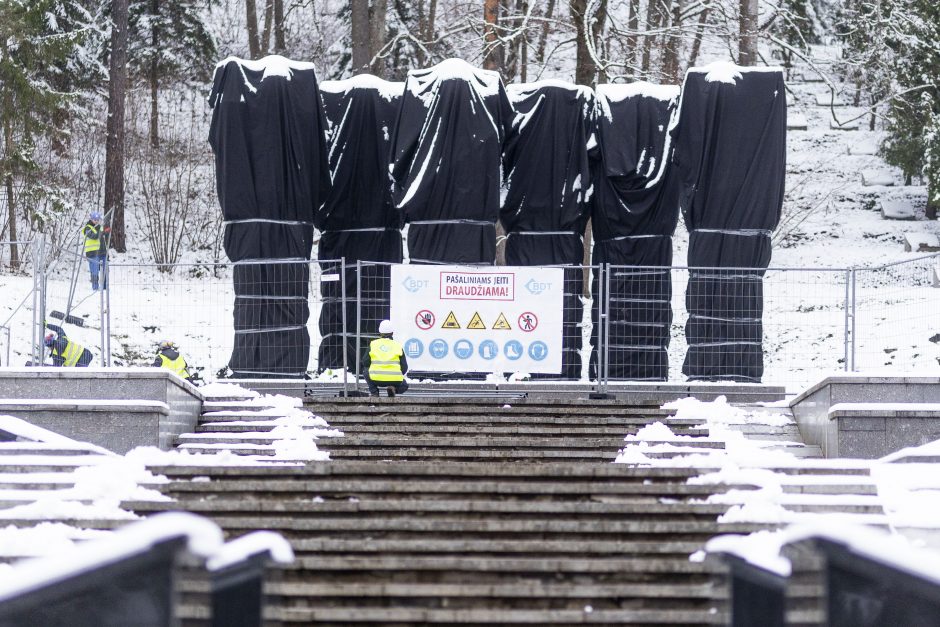  Vilniaus Antakalnio kapinėse prasidėjo stelų nukėlimo darbai