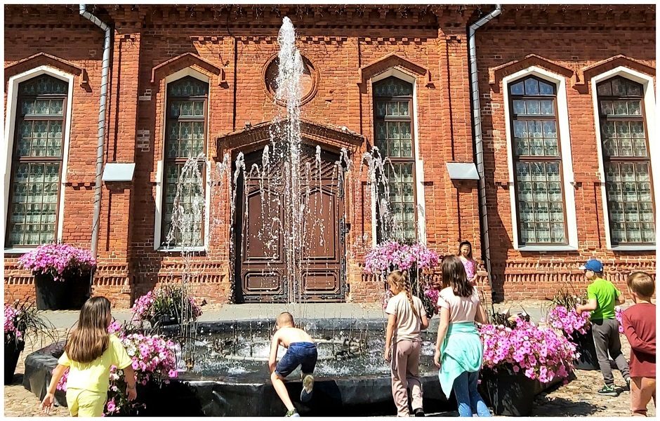 Kauno rajone vasarą sveikina Raudondvario dvaro fontanas