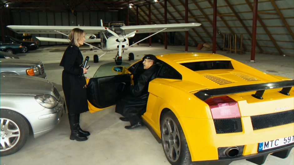 Senjoras Kazimieras mėgaujasi gyvenimu:  pasidovanojęs „Lamborghini“, laiko ją tarp penkių lėktuvų