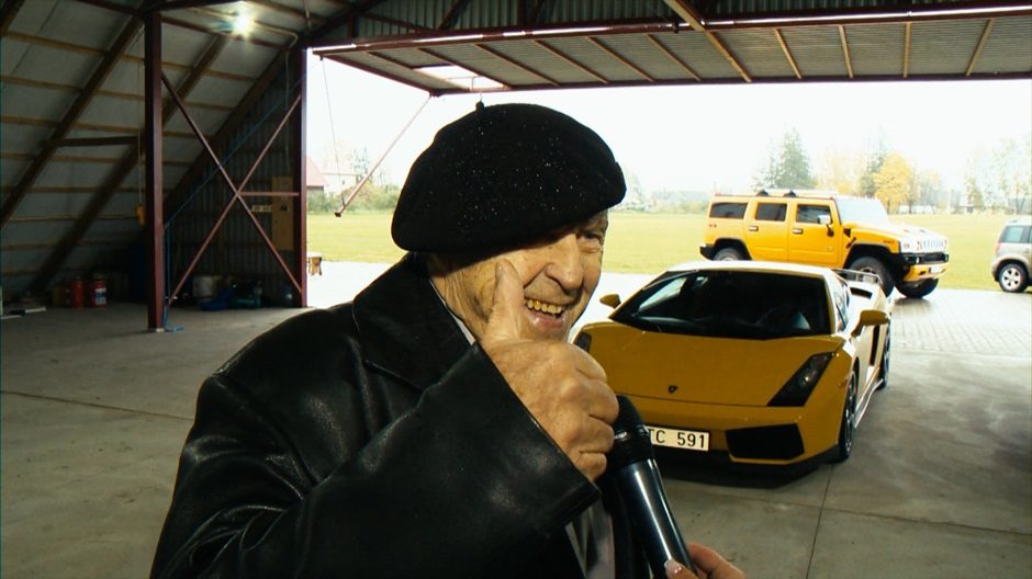 Senjoras Kazimieras mėgaujasi gyvenimu:  pasidovanojęs „Lamborghini“, laiko ją tarp penkių lėktuvų