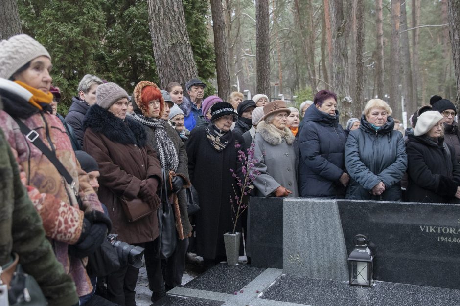 D. Teišerskytė atgulė amžinojo poilsio: Petrašiūnų kapinėse urną užliejo gėlės