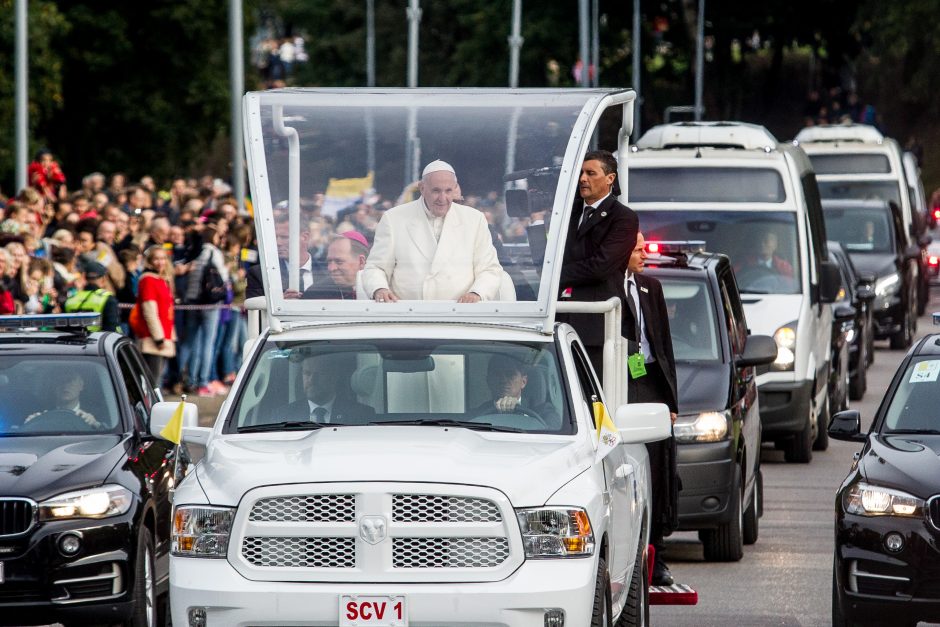 Popiežiaus kelionė iki Katedros aikštės