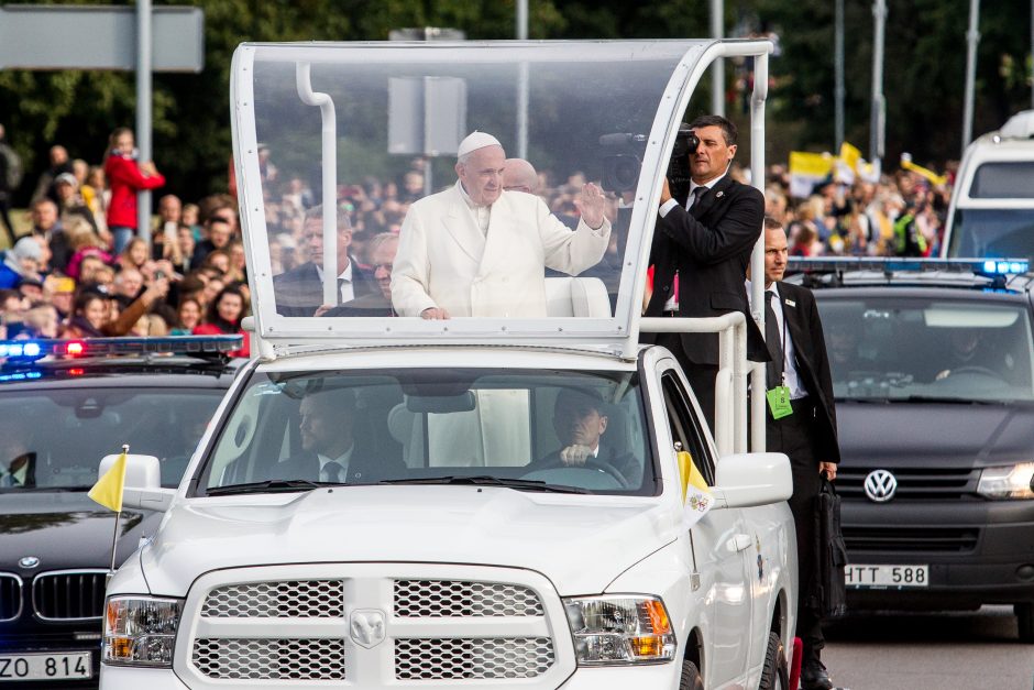 Popiežiaus kelionė iki Katedros aikštės