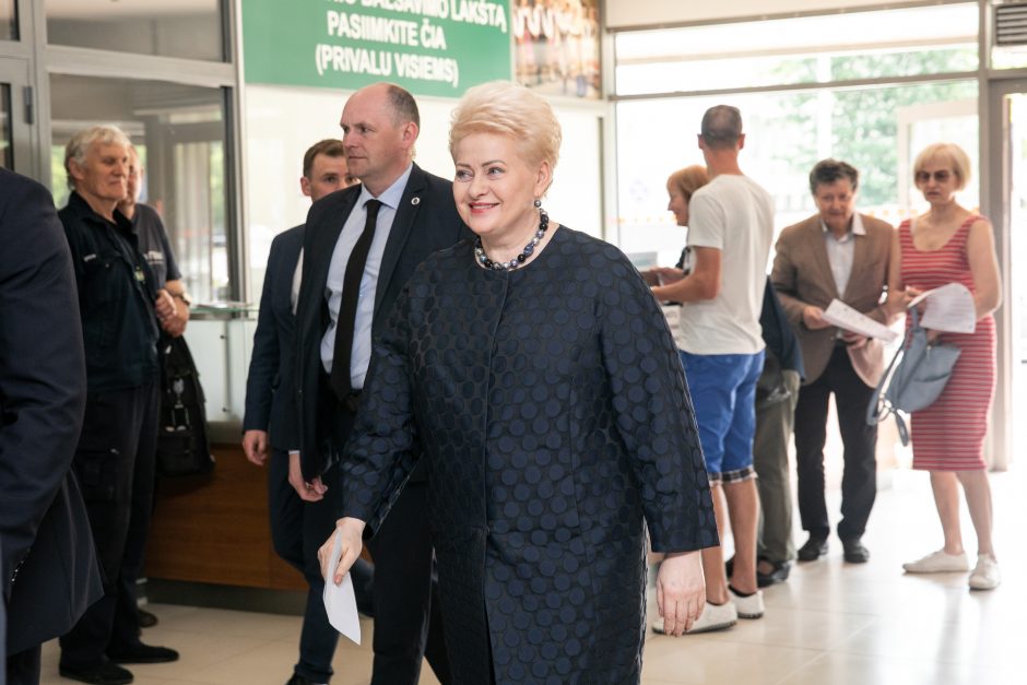 Iš anksto balsavo prezidentė D. Grybauskaitė