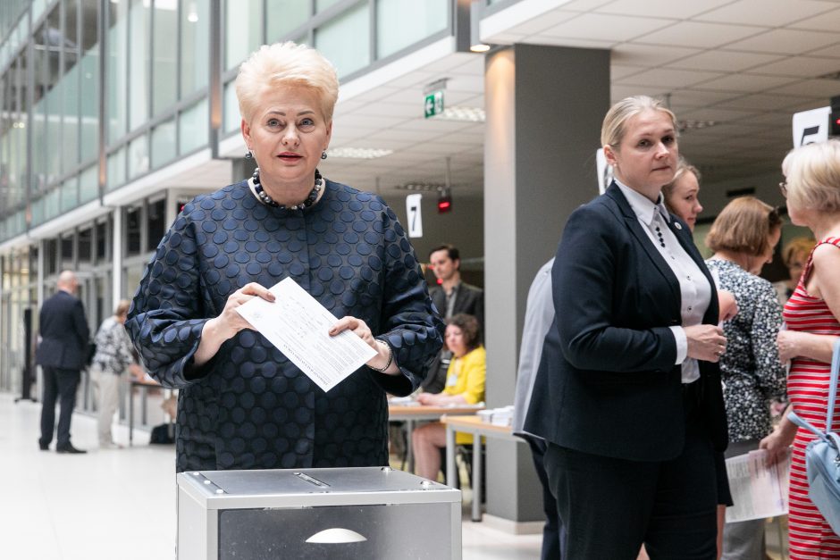 Iš anksto balsavo prezidentė D. Grybauskaitė