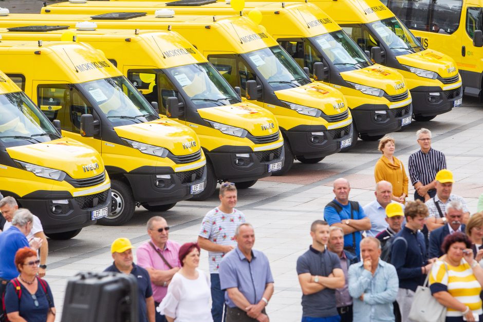 Mokykloms perduota beveik pusė šimto geltonųjų autobusų