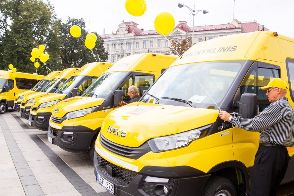 Mokykloms perduota beveik pusė šimto geltonųjų autobusų