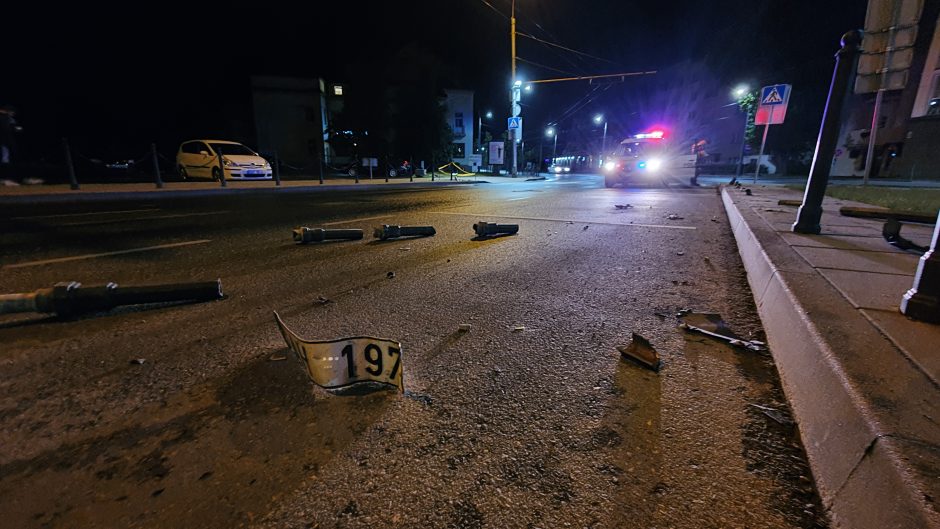 Kaune „Citybee“ vairuotojas išvartė šaligatvio stulpelius ir pabėgo 