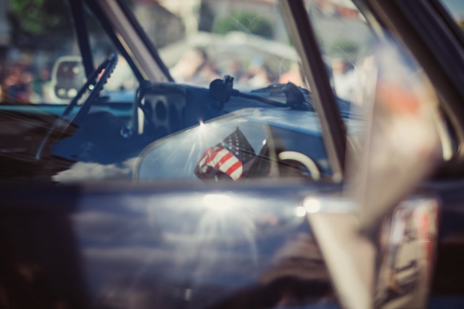 Senovinių amerikietiškų automobilių paroda Rotušės aikštėje