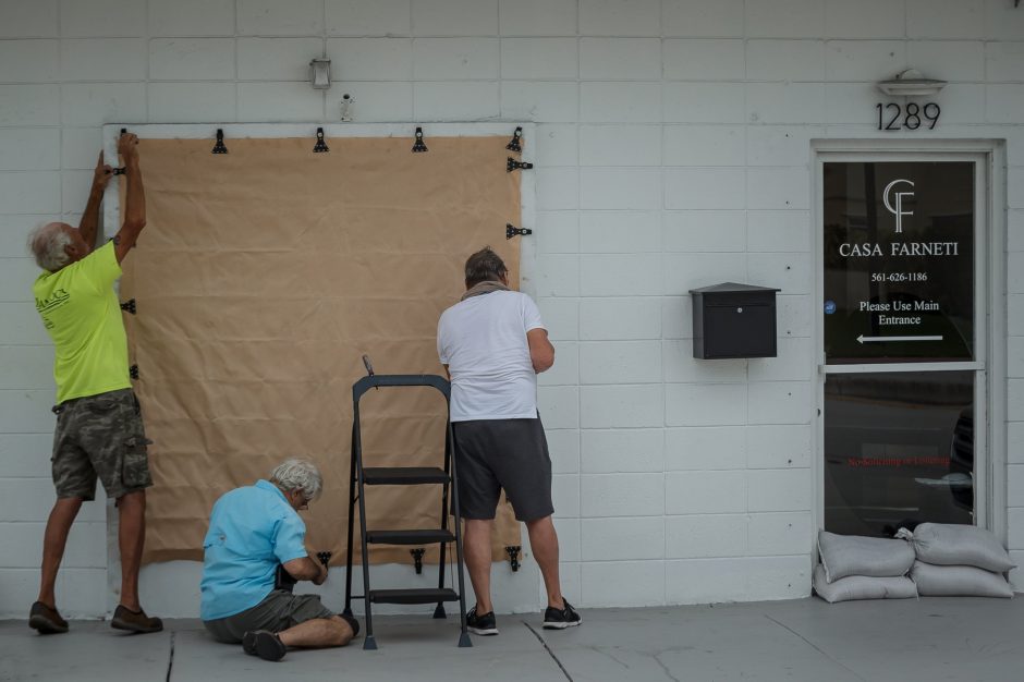 Florida grumiasi ne tik su virusu: ruošiasi artėjančiam uraganui