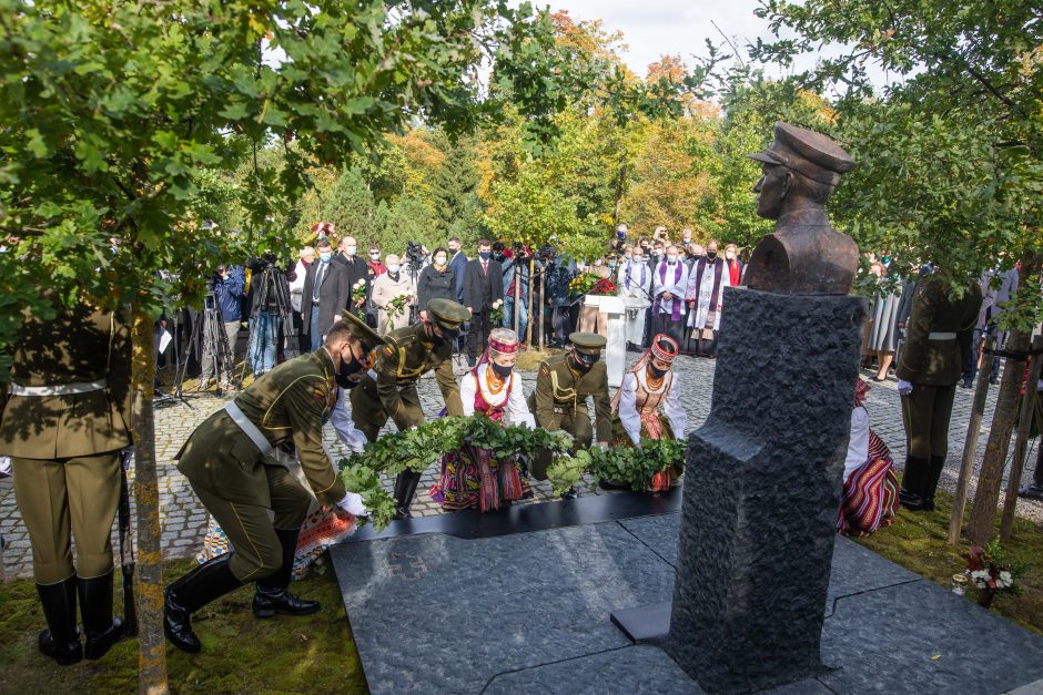 Vilniuje atidengtas paminklas A. Ramanauskui-Vanagui