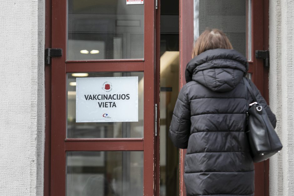 Pasiskiepijo ir Seimo vadovė: parodė pasitikėjimą „AstraZeneca“ vakcina
