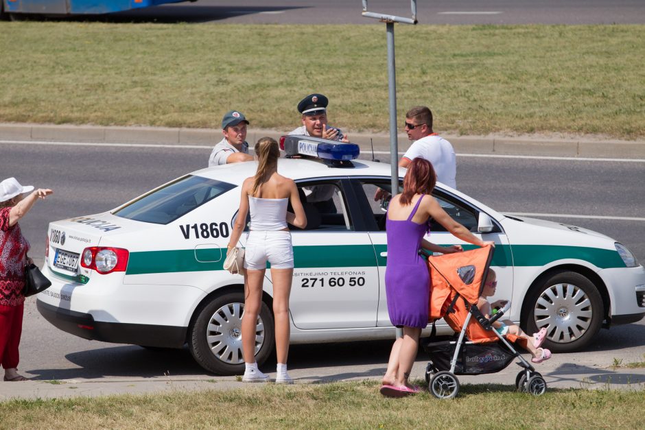 Vilniuje susidūrė automobilis ir autobusas, nukentėjo vyras