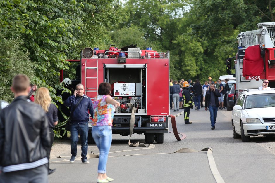 Dėl besiveržiančių dūmų iš progimnazijos Vilniuje buvo evakuojami moksleiviai
