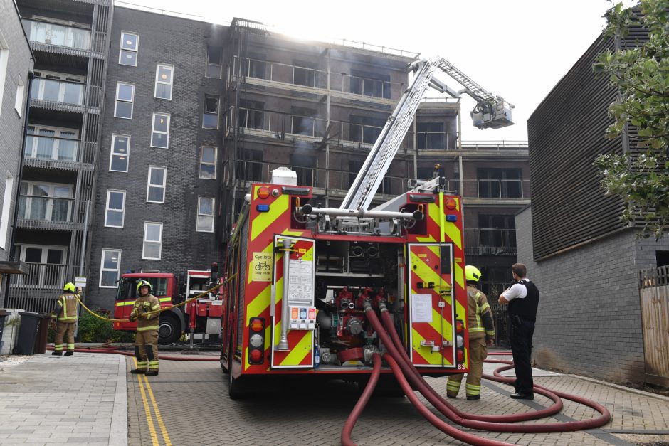 Londone degė septynių aukštų daugiabutis: liepsnos apėmė visą pastatą