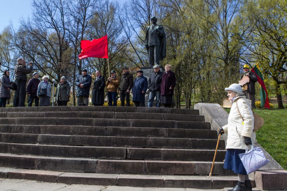 Rašytojai gina P. Cvirką: sovietinį paminklą reikia palikti