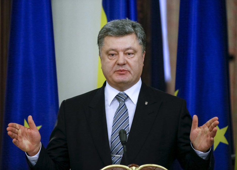 P. Porošenka pasirašė Ukrainos siekį įstoti į ES ir NATO įtvirtinančias pataisas