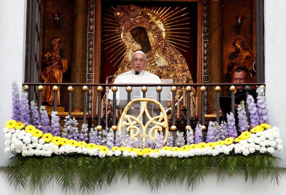 Popiežius meldėsi Aušros Vartų koplyčioje