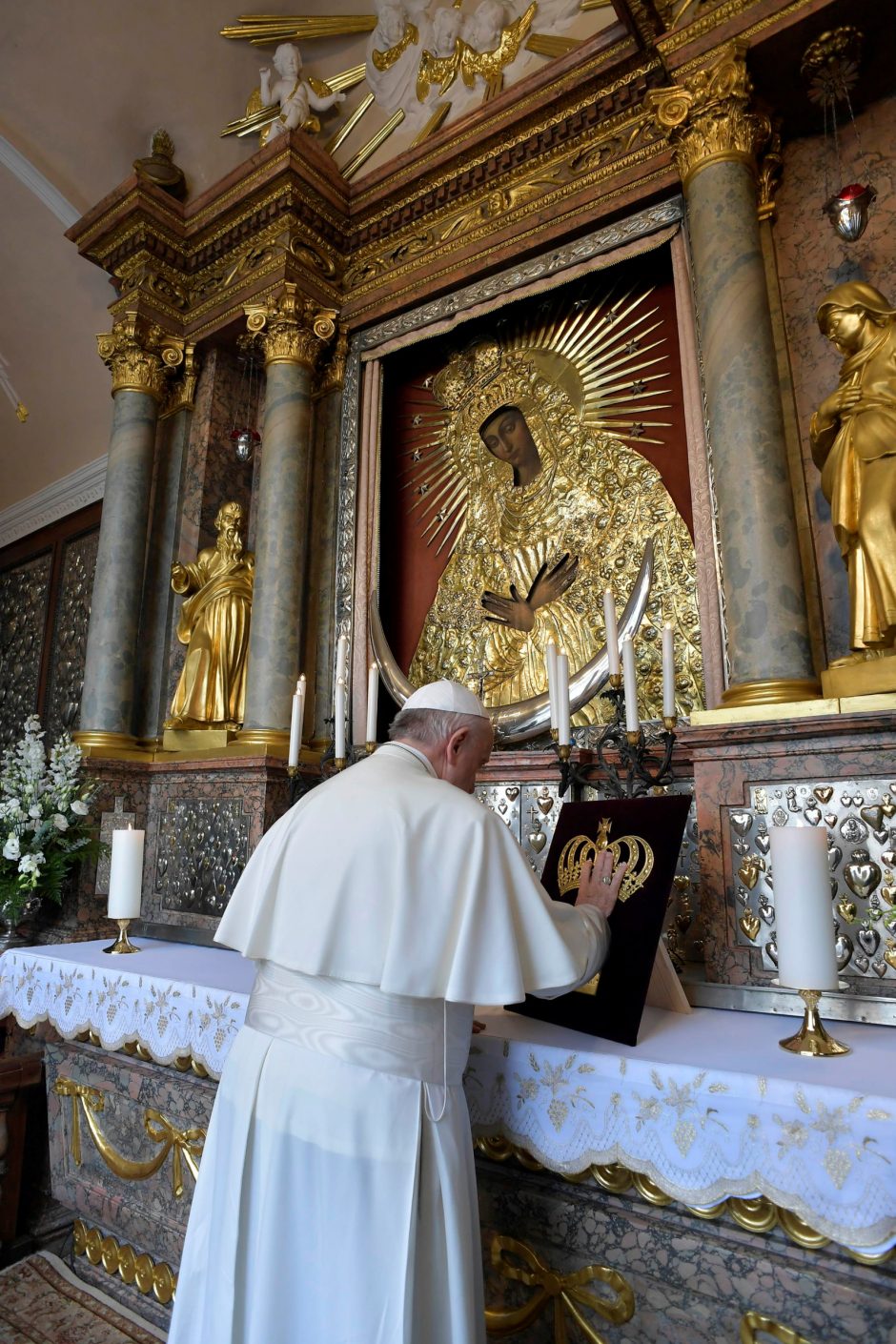 Popiežius meldėsi Aušros Vartų koplyčioje