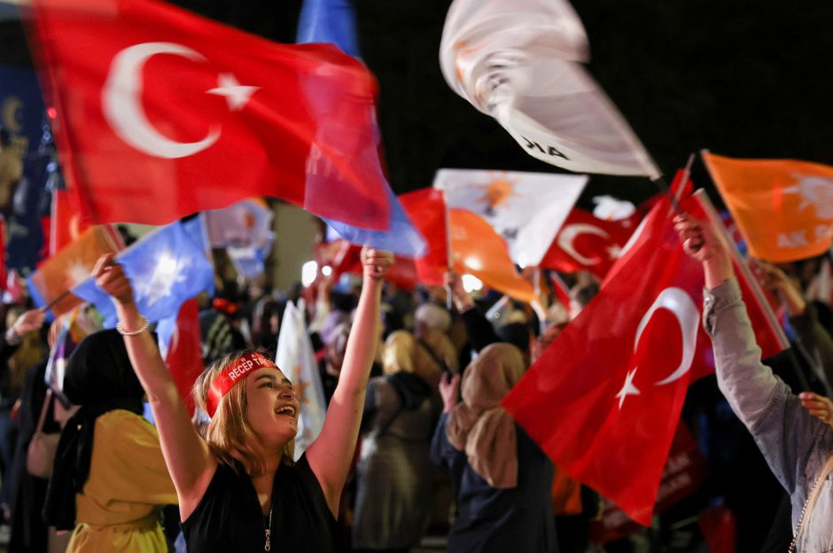 Po dramatiškos nakties Turkija ruošiasi istoriniam antrajam prezidento rinkimų turui
