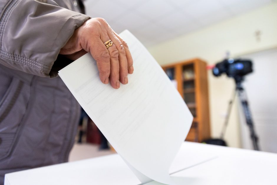 Merų rinkimų antrajame ture balsuoja rinkėjai namuose