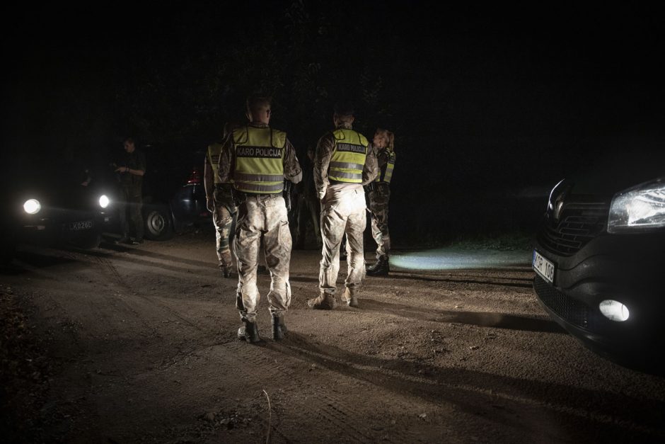 Lietuvos kariuomenės naktinis patrulis pasienyje