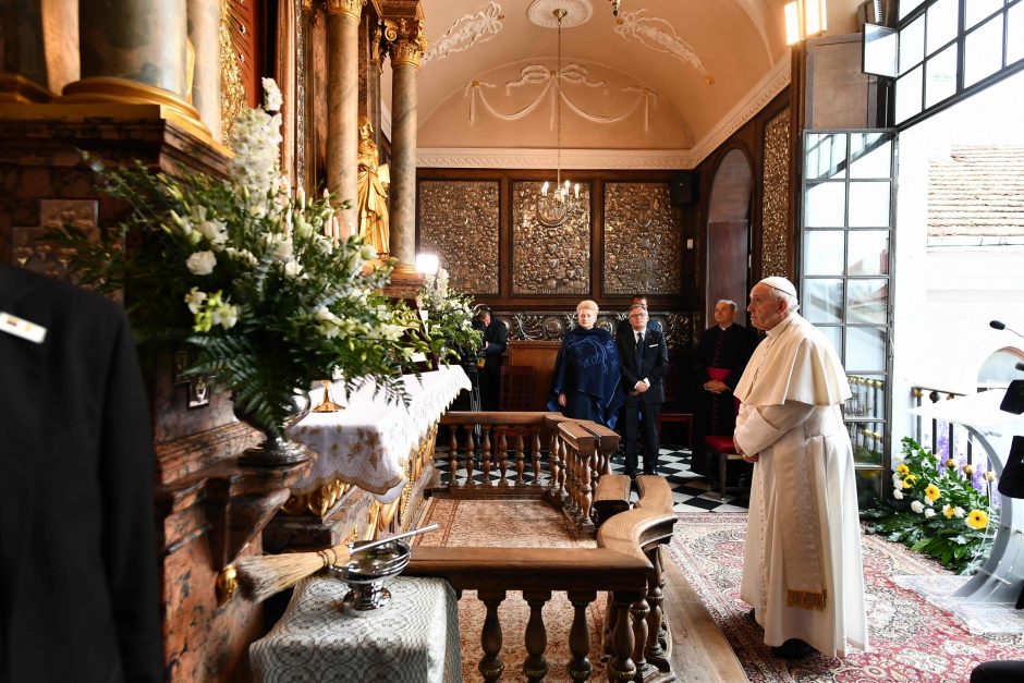 Prie Aušros Vartų – jaudinantis popiežiaus Pranciškaus gestas