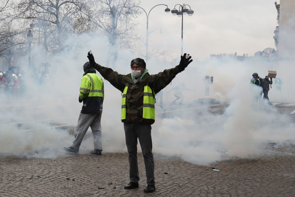 Chaosas Paryžiuje: „geltonosios liemenės“ vėl susirėmė su policija