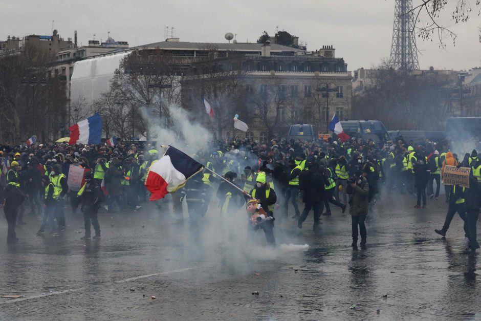Chaosas Paryžiuje: „geltonosios liemenės“ vėl susirėmė su policija