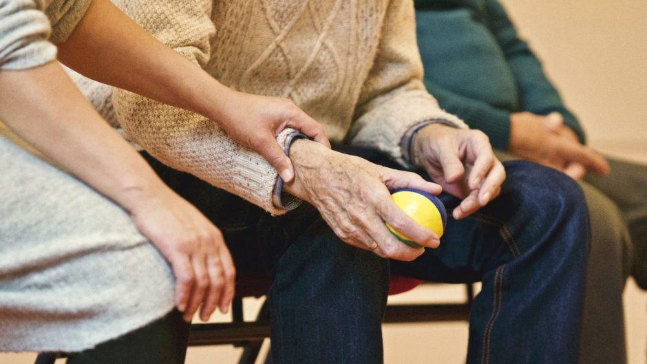 Valstybės kontrolė: esama tvarka neleis slaugytiniems senoliams ilgiau gyventi namuose