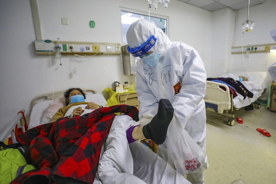 Epidemijos mastas smarkiai išaugo: nuo viruso mirė jau 1 500 žmonių