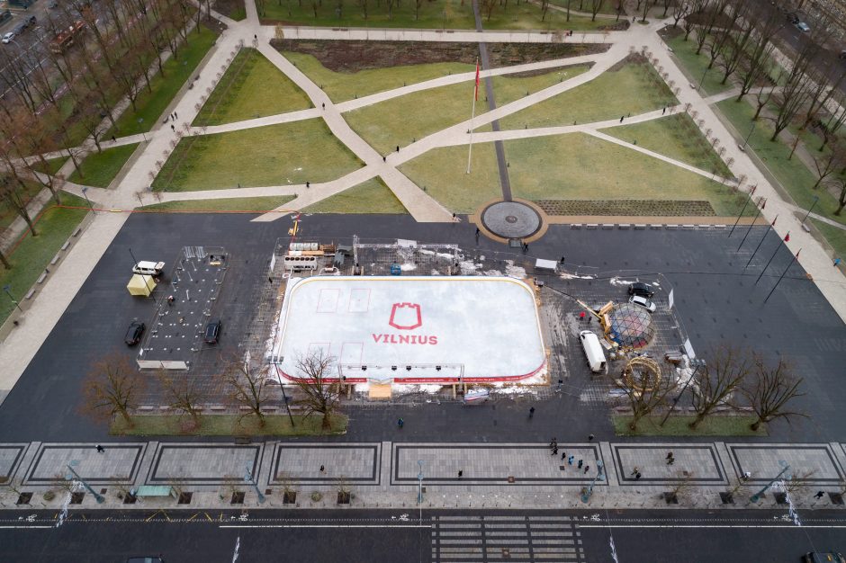 Dovana vilniečiams: Lukiškių aikštėje atidaryta čiuožykla
