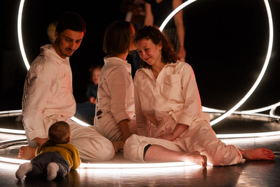 Neįprastas potyris kūdikiams – unikalus šviesos, muzikos ir judesio spektaklis