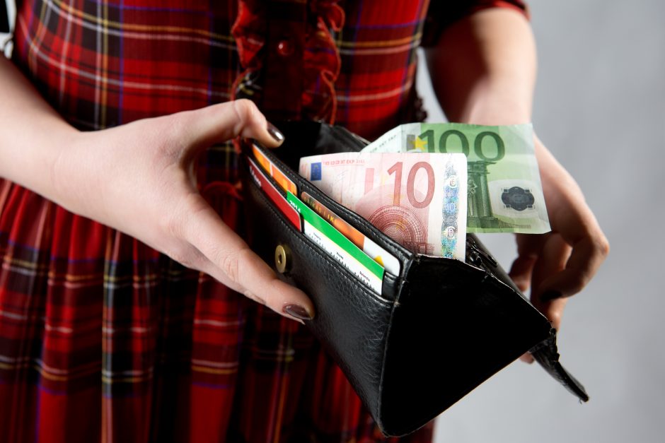 Lazdijuose kažkas atsiskaitė netikru 100 eurų banknotu